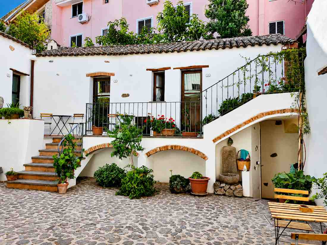Finestra di una camera affacciata sul borgo