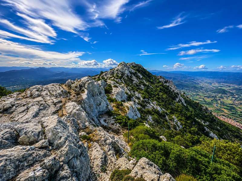 Cresta calcarea sopra Galtellì con la valle e la costa in lontananza