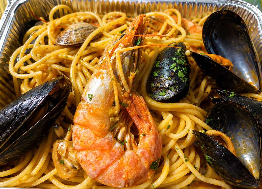 Cena tradizionale a Il Ritrovo: spaghetti con cozze, vongole e gamberi